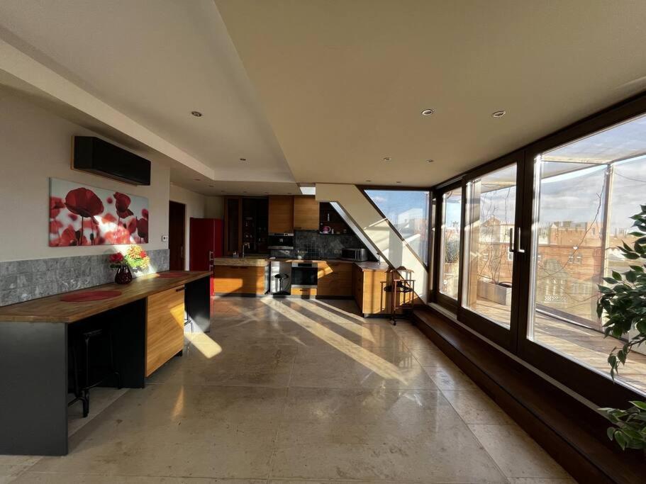 Spacious With Shared Jacuzzi/private Terrace Apartment