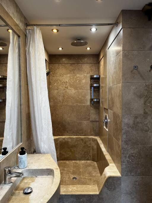 Spacious With Shared Jacuzzi/private Terrace Budapest